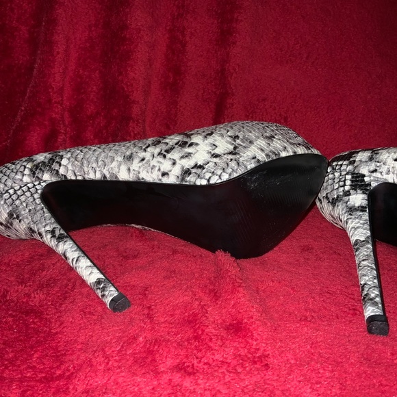 STEVE MADDEN Ultra-high Heels Snakeskin (faux) Gorgeous! - Picture 5 of 10